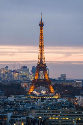 Paris luxury Apartment with Eiffel Tower View, 1 min metro, parking